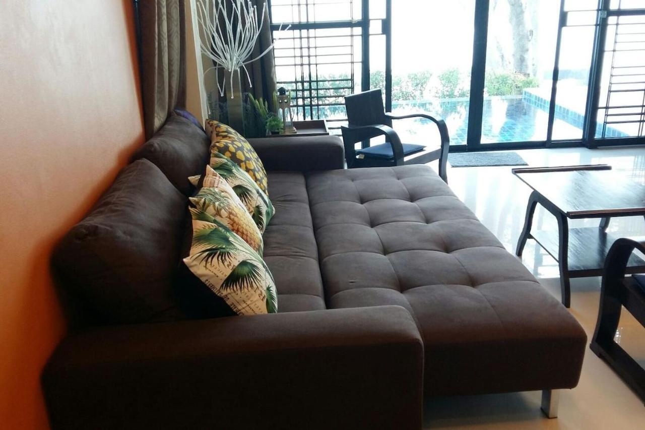 Rumah liburan Koh Sirey Beachfront Pool Phuket