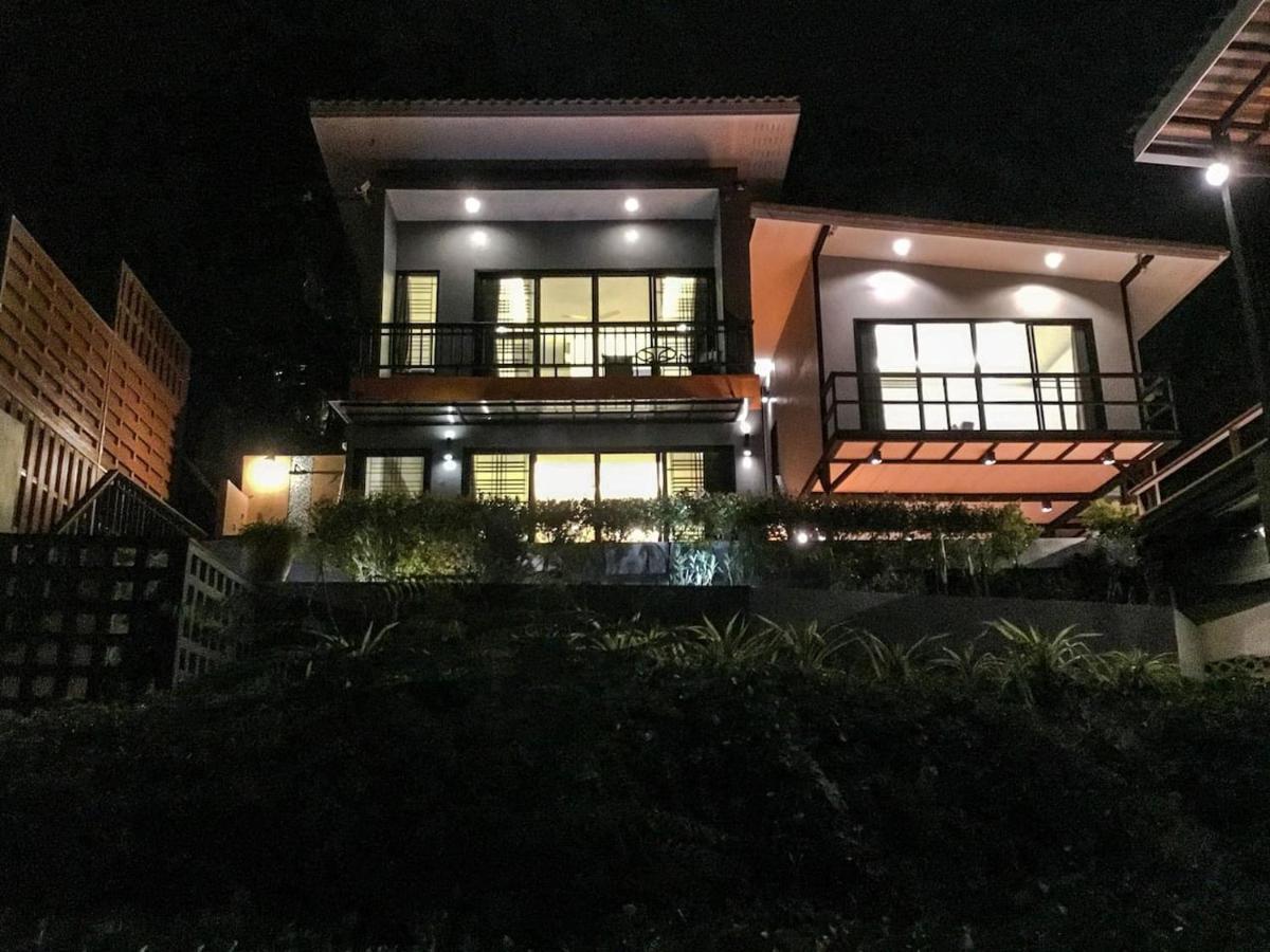 Rumah liburan Koh Sirey Beachfront Pool Phuket