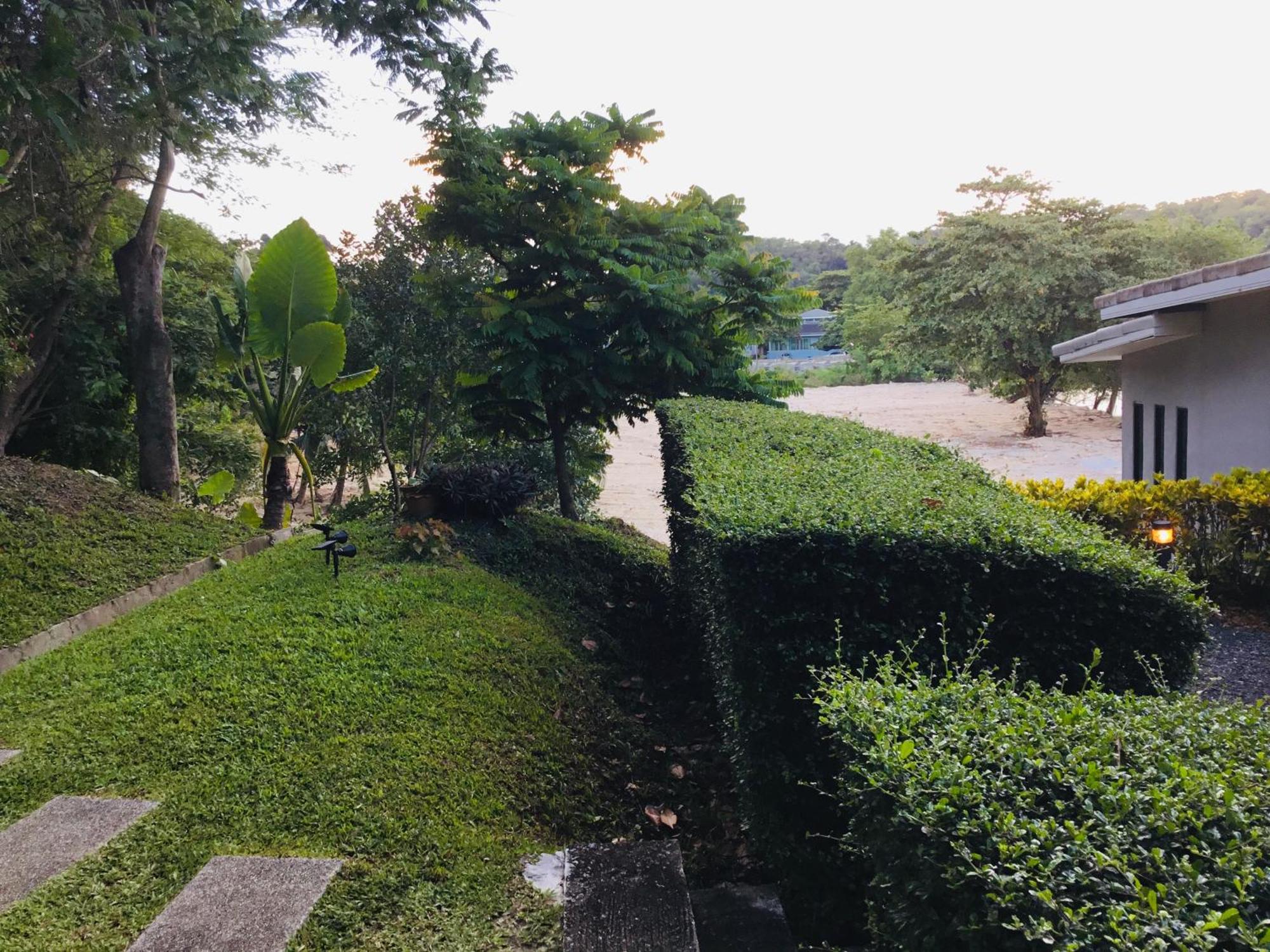 Rumah liburan Koh Sirey Beachfront Pool