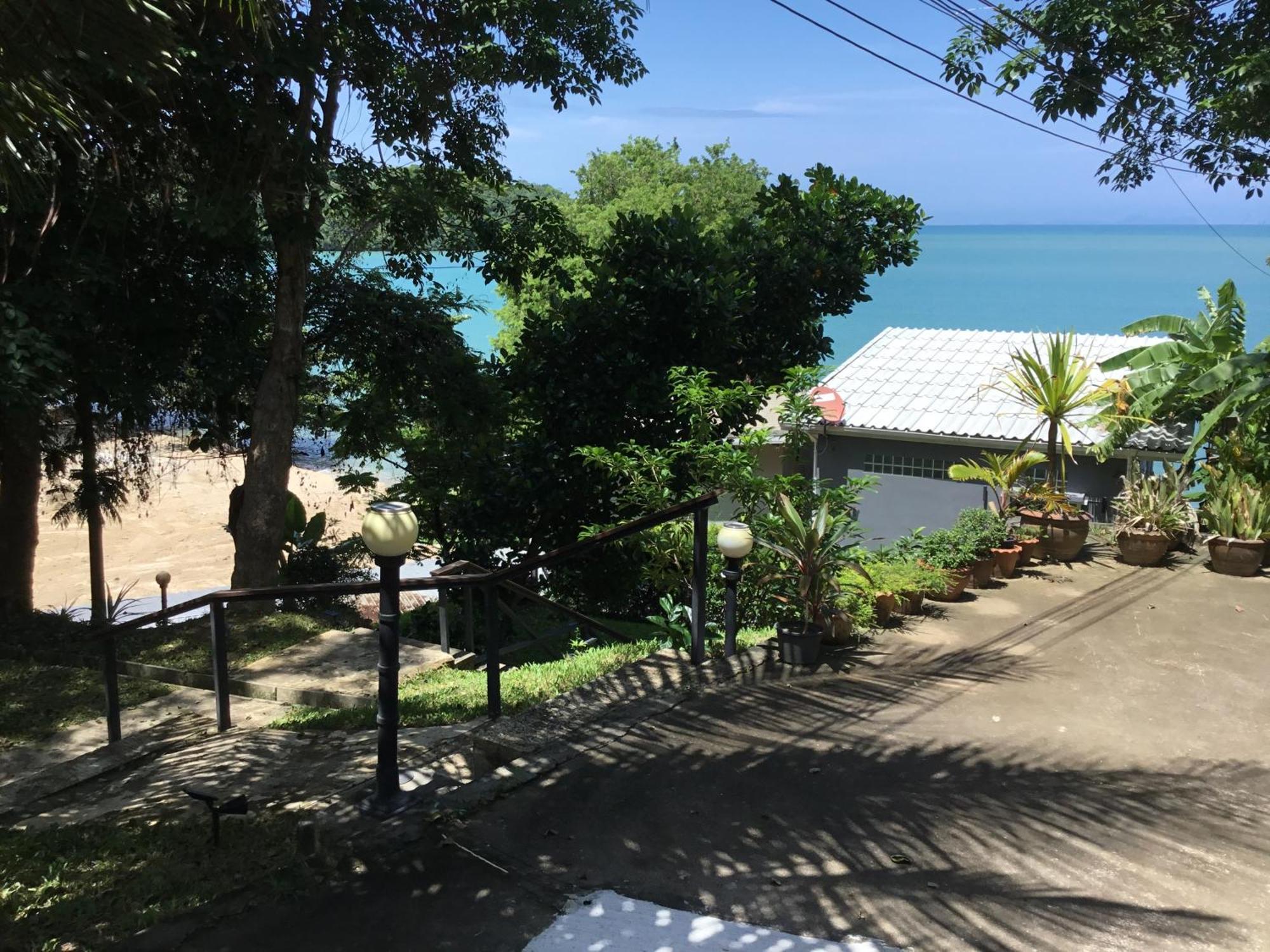 Rumah liburan Koh Sirey Beachfront Pool *